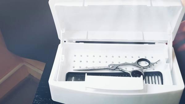 стерильные инструменты в парикмахерской на стерилизаторе